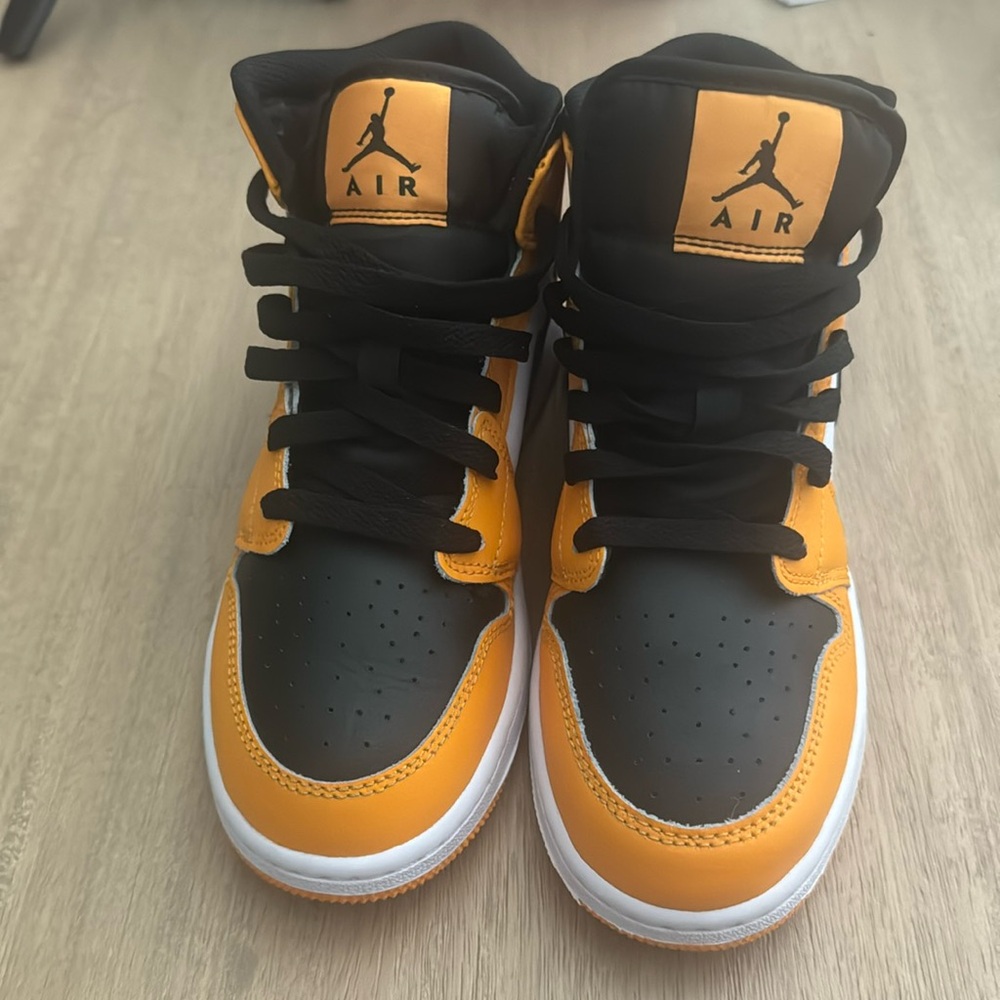 Nike Air Jordan 1 Retro Mid